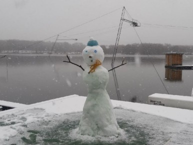 Смотрите, какой снеговичок встречает нижегородцев на Святом озере в Дзержинске