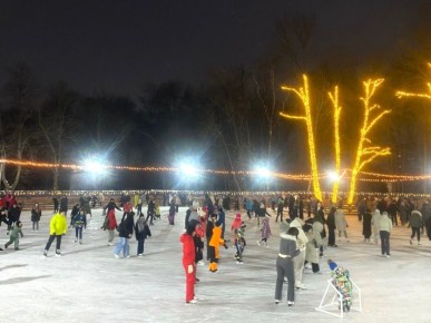 Из-за сильного снегопада в парках «Дубки» и имени 1 Мая сегодня будут действовать ограничения на максимальное количество гостей, одновременно находящихся на катках